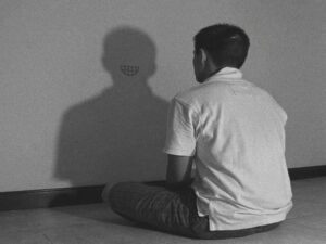 آشنایی با نشانه های افسردگی در نوجوانان، اولین قدم برای درک بهتر حال آنهاست.