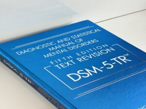 DSM-5-TR یکی از منابع مهم برای شناخت و بررسی اختلالات روانی است.